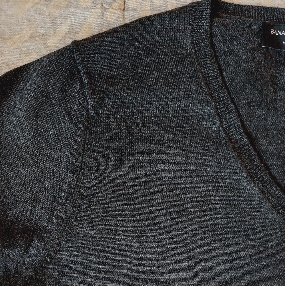 Banana Republic merino wool V- neck sweater size L. - Picture 4 of 9